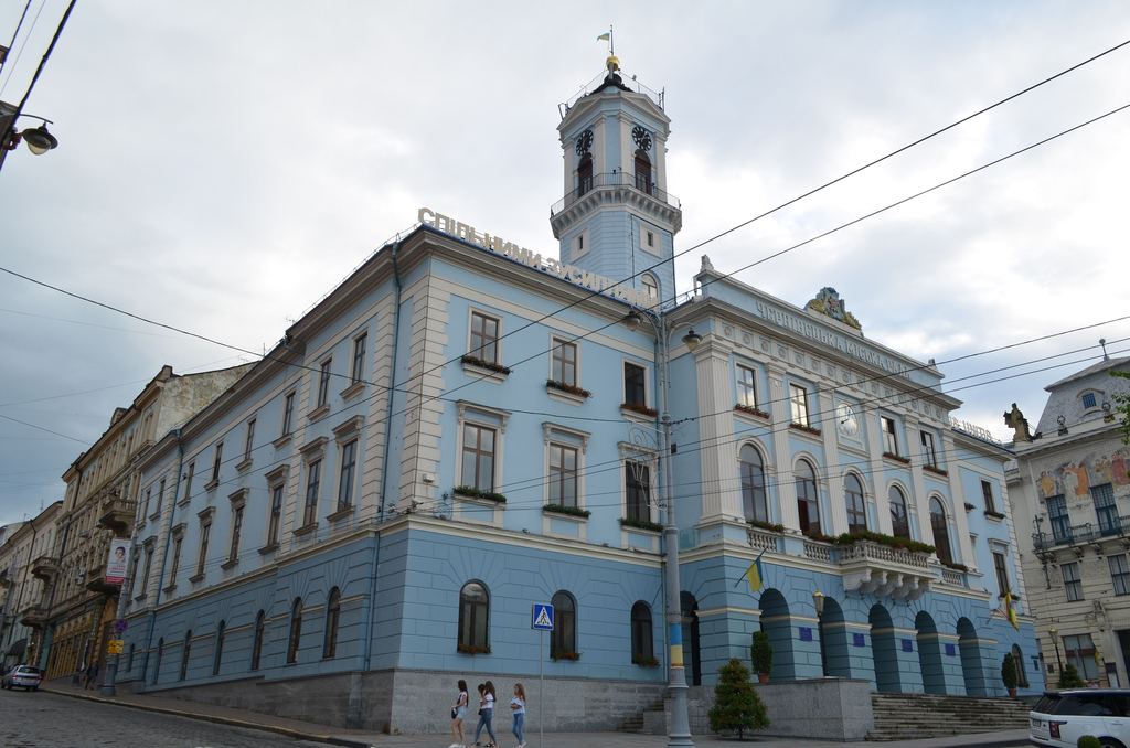 Центральна площа Чернівців з будівлею міської ратуші